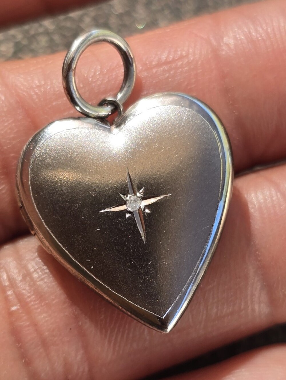 Brushed 925 sterling silver diamond star/sun burst center heart locket - Picture 16 of 16